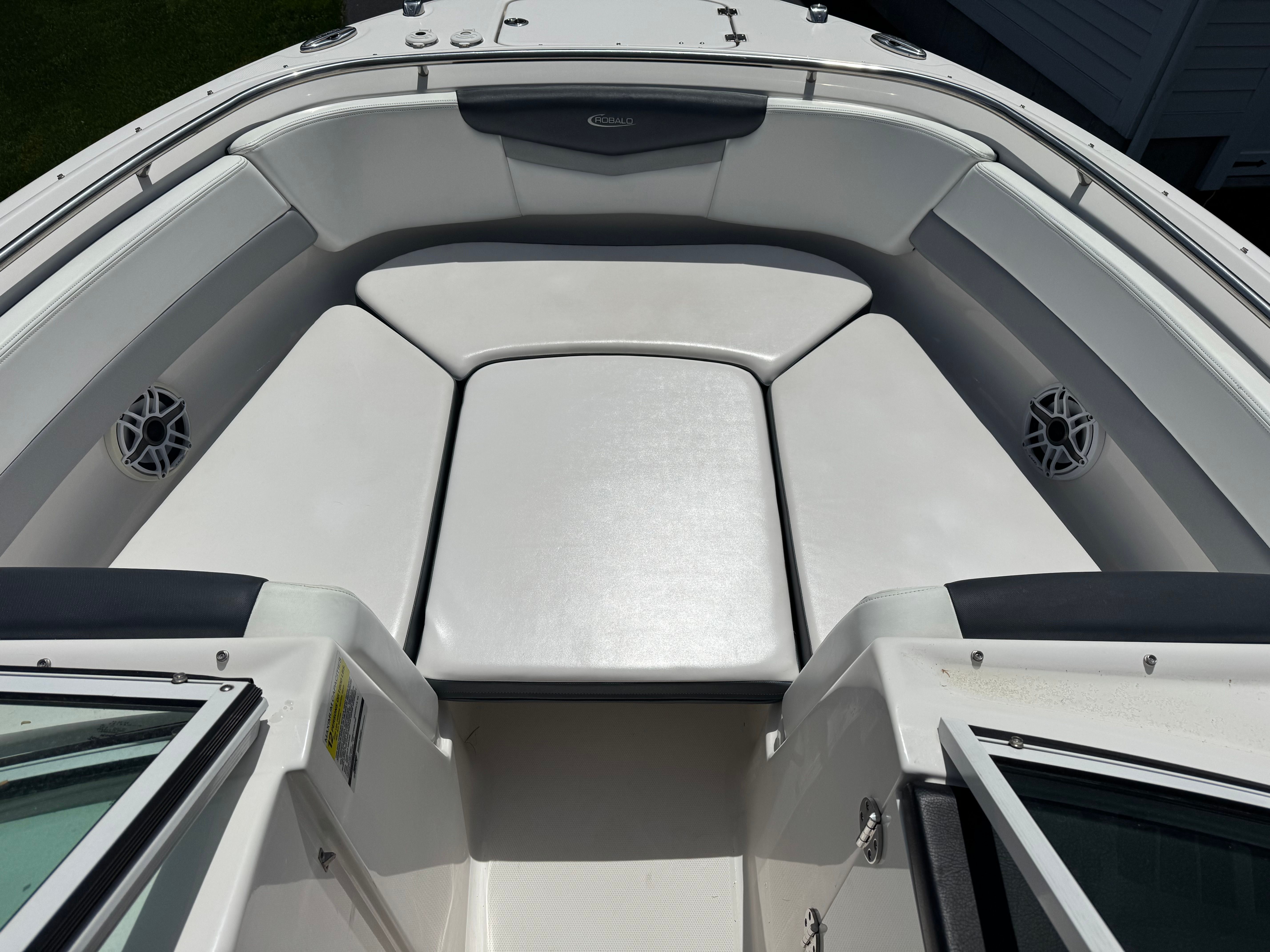 2021 Robalo R247 Dual Console - 5