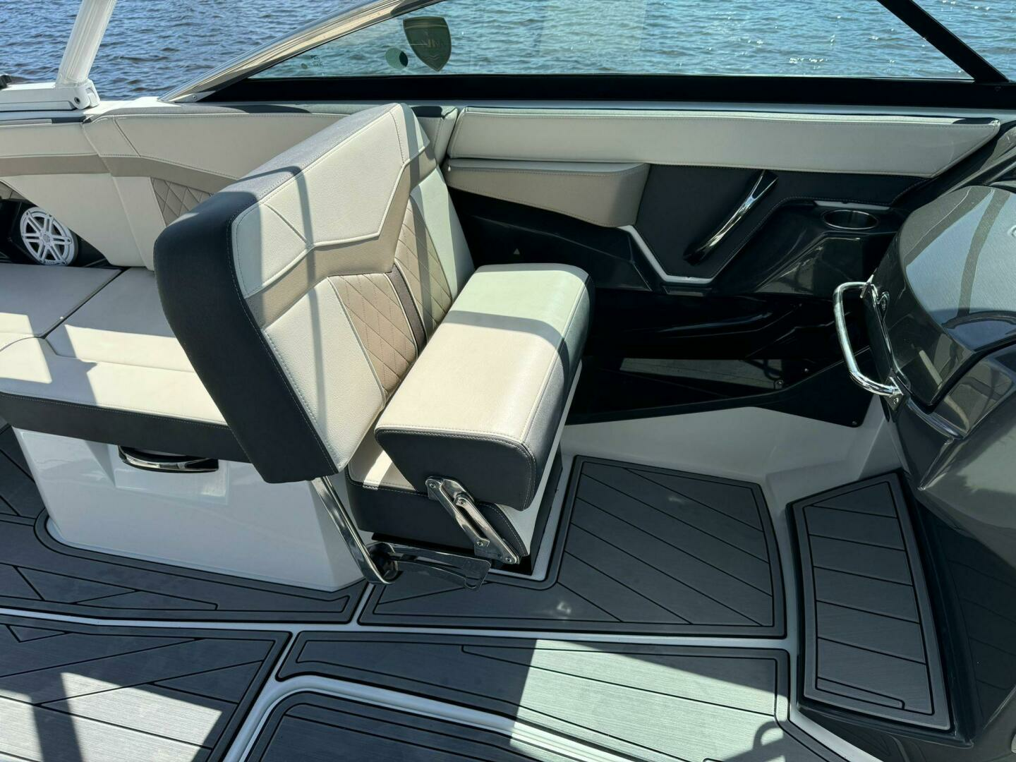 2022 Monterey 278 SS - Image 8