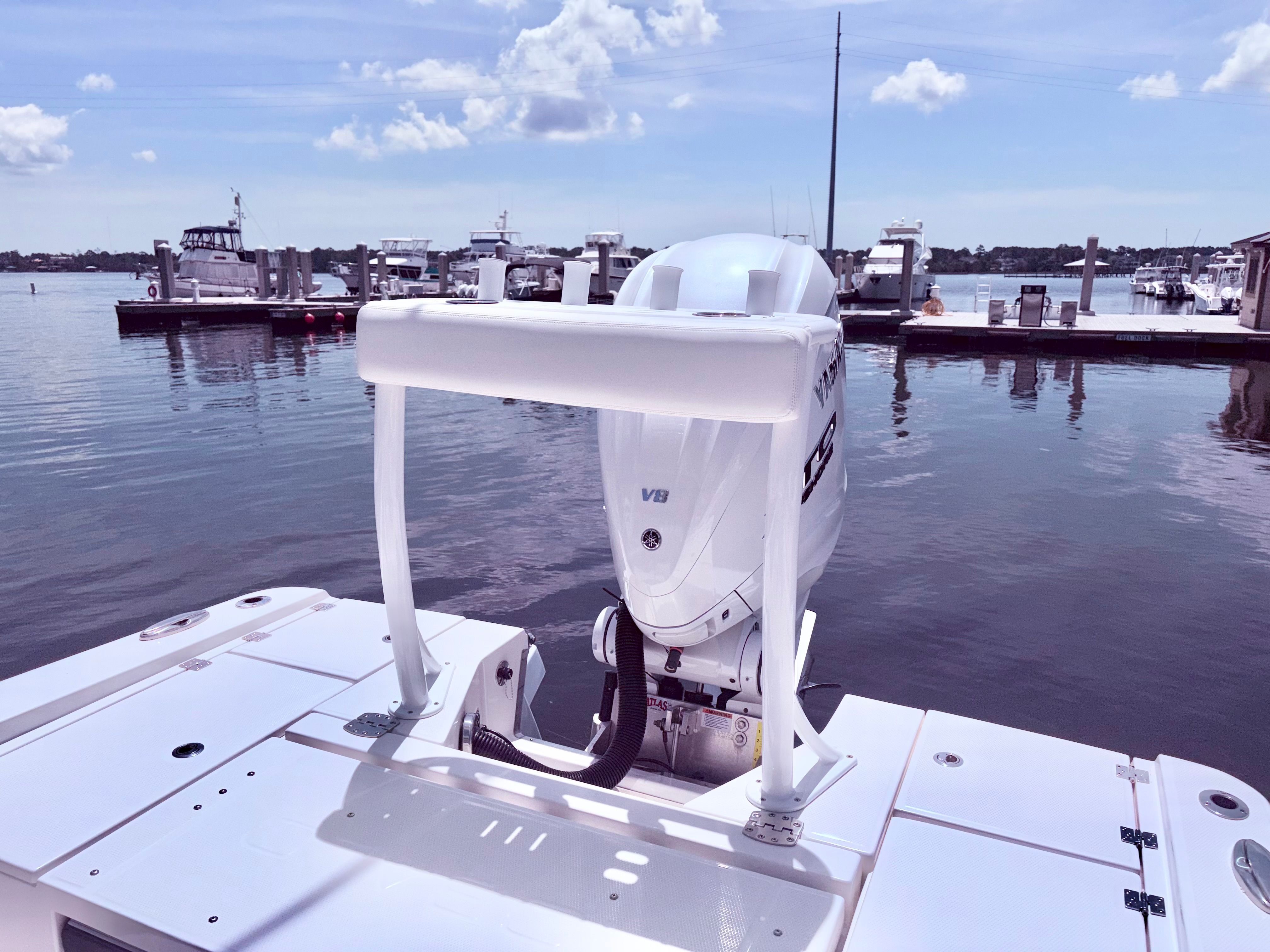 Robalo 266 Cayman 2025 on calm water at the dock.
