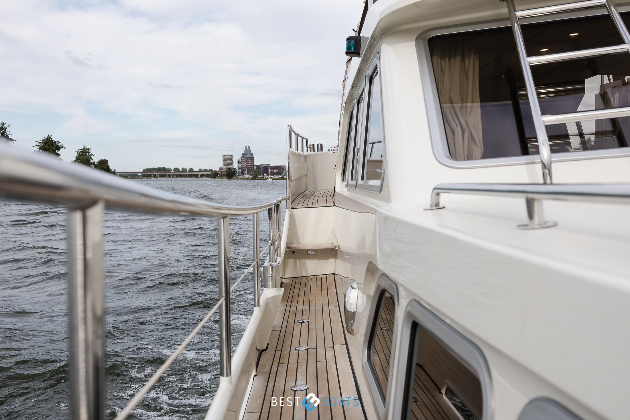 2010 Linssen Grand Sturdy 470 AC Mark II Twin yacht on water, side view.