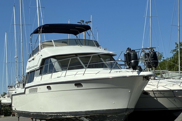 1995 Carver 370 Voyager