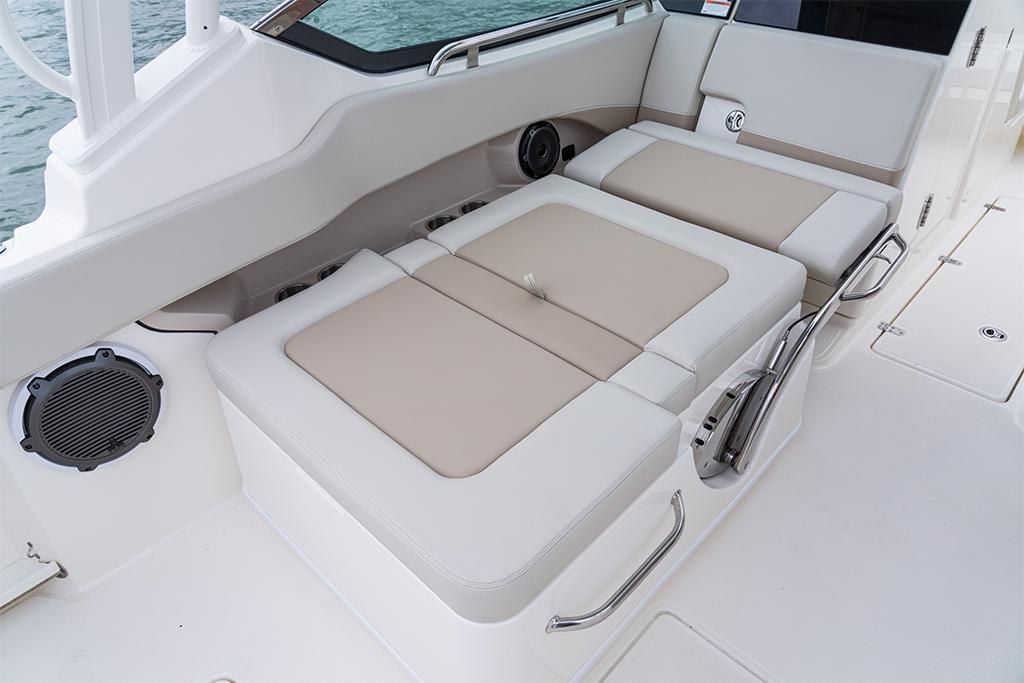 2023-Boston-Whaler-240-Vantage-MarineMax