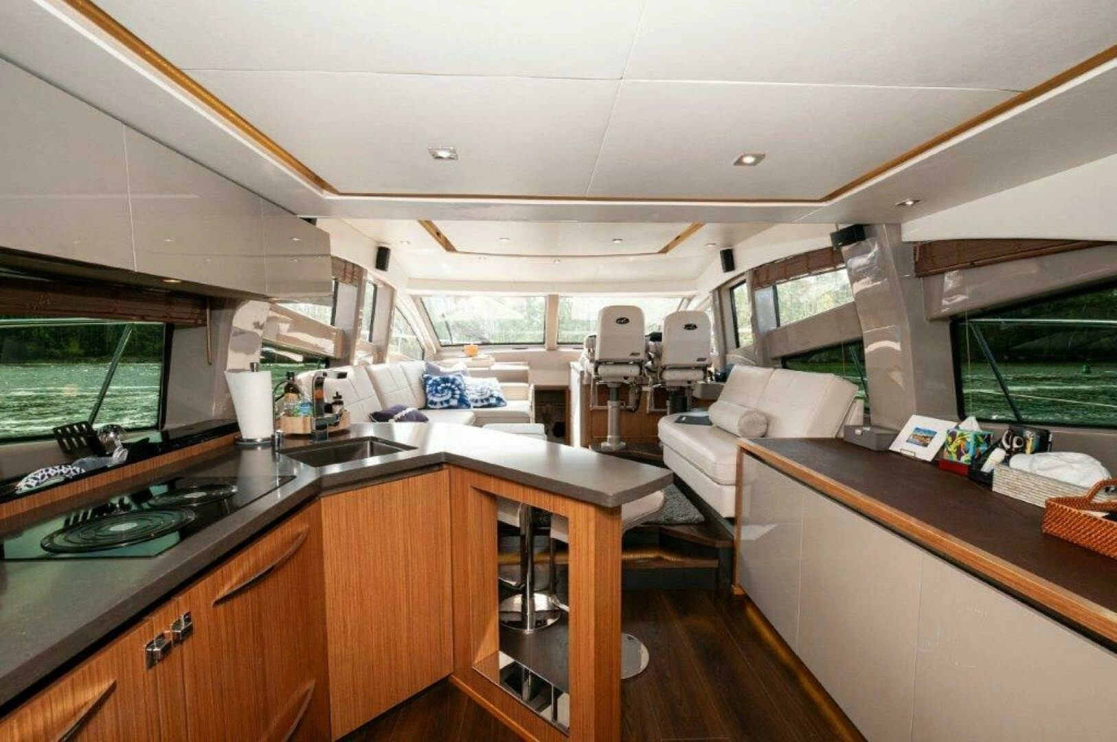2018 Sea Ray L550 Flybridge - Image 10
