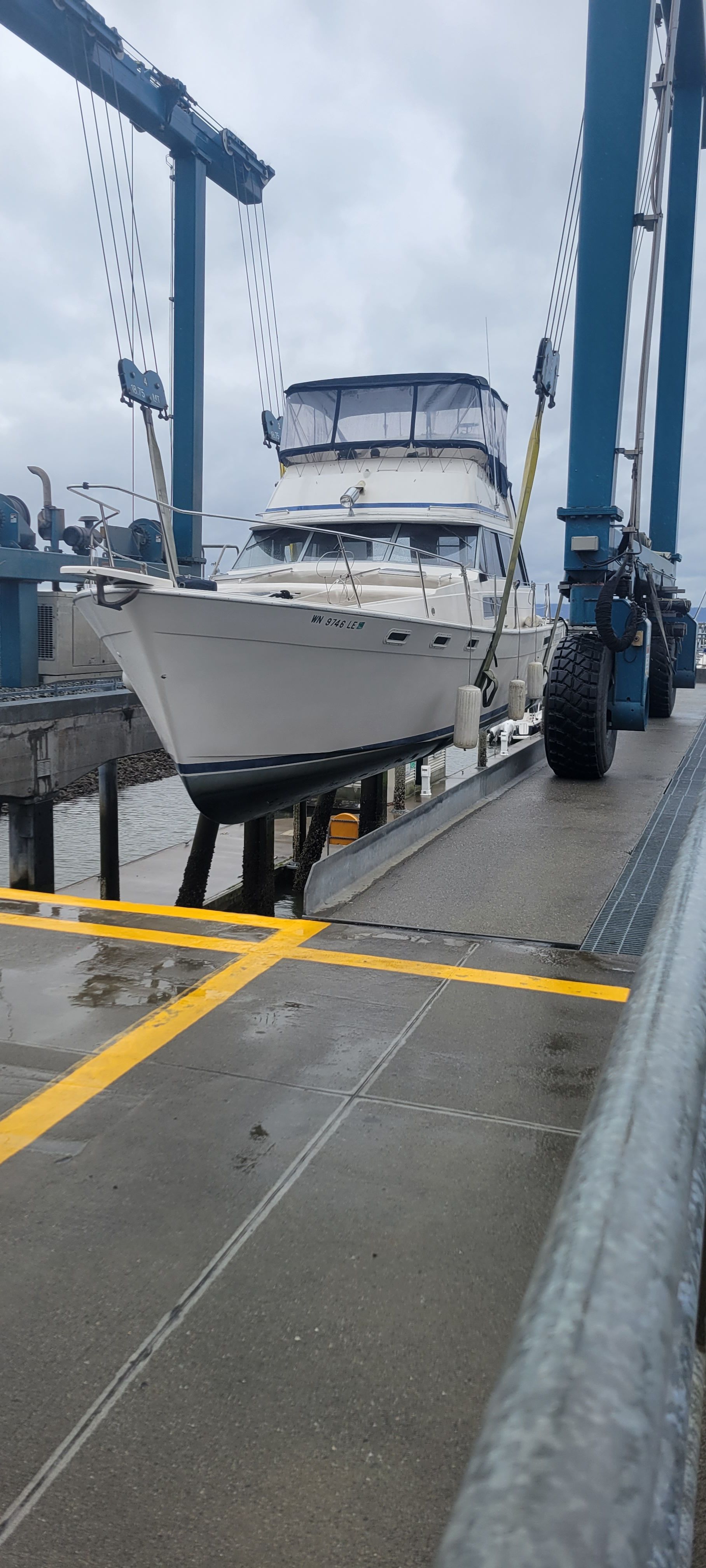 Bayliner 3870 Motoryacht 1984 on a boat lift at the dock.