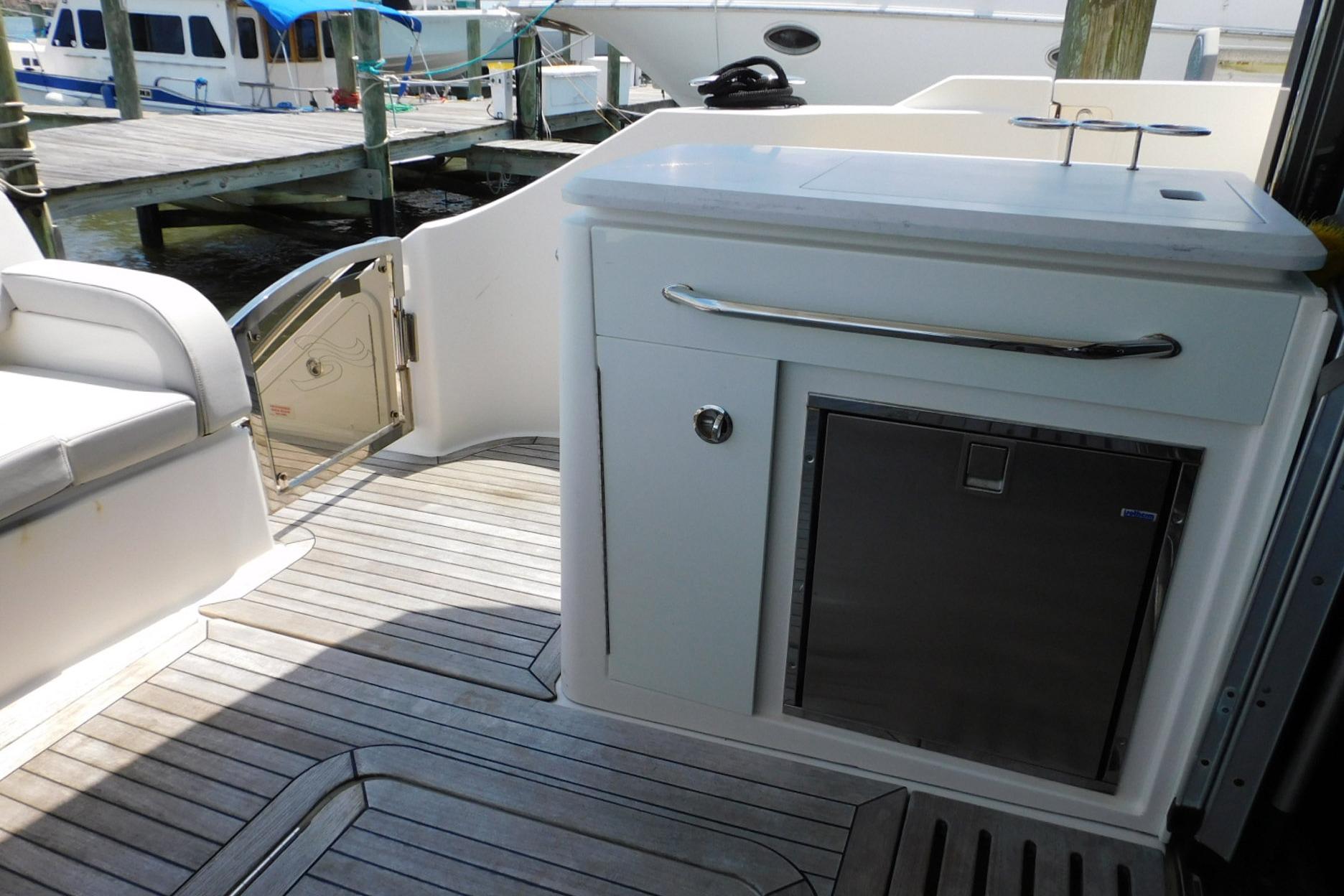 2019 Sea Ray L550 yacht deck with seating and kitchenette area.