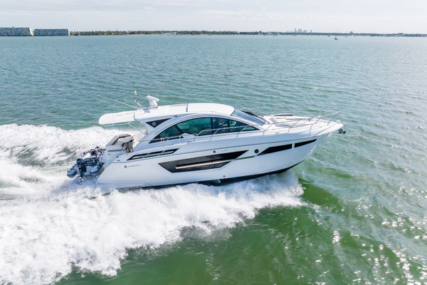 2018 Cruisers Yachts 50 CANTIUS