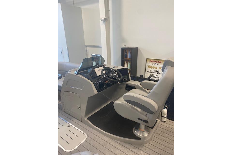 2026 Bentley Pontoons Elite 223 Swingback helm with modern controls and comfortable seating.