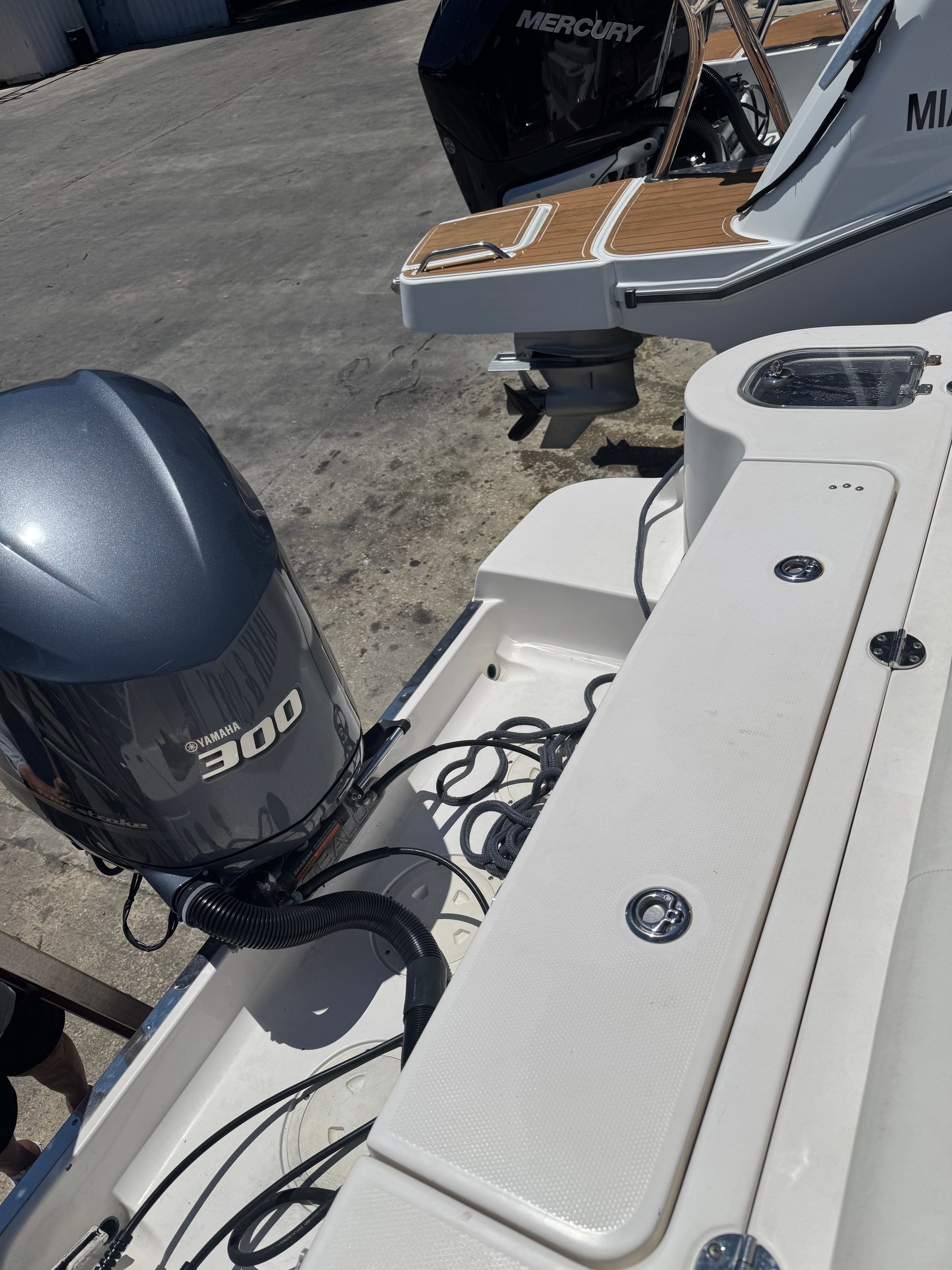 2014 Robalo R247 Dual Console - 12