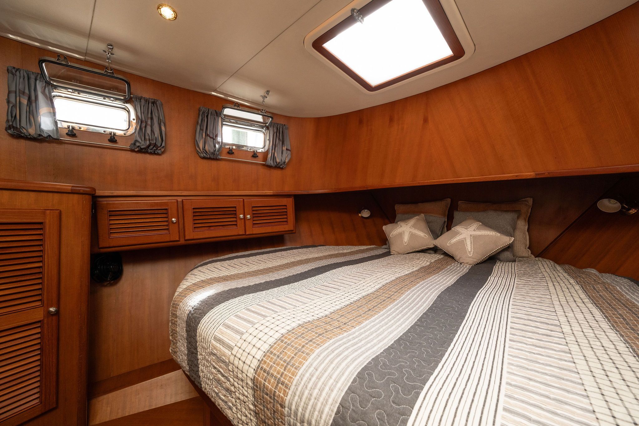2009 North Pacific 43 Pilothouse - 10