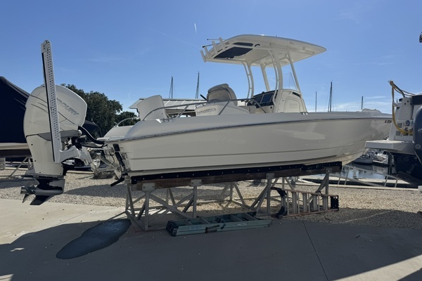 2019 Boston Whaler 270 Dauntless