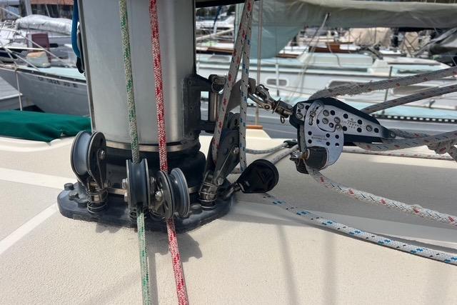 Sailing rigging on a 1991 Caliber 33 yacht, featuring ropes and pulleys.