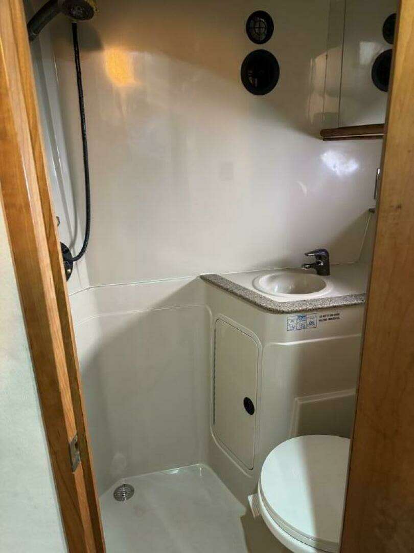 2001 Cruisers 4270 - Image 13
