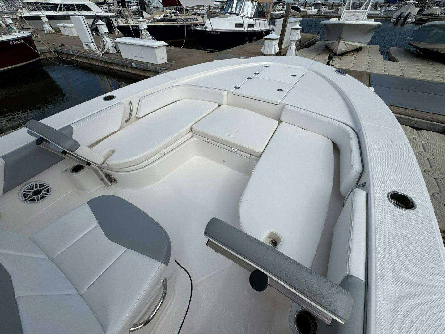 2021 Robalo 246 Cayman - Image 10