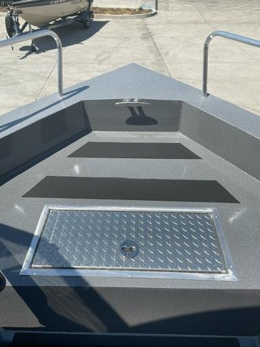 2025 Spartan 240 Maximus Pro boat deck with diamond plate hatch and railings.