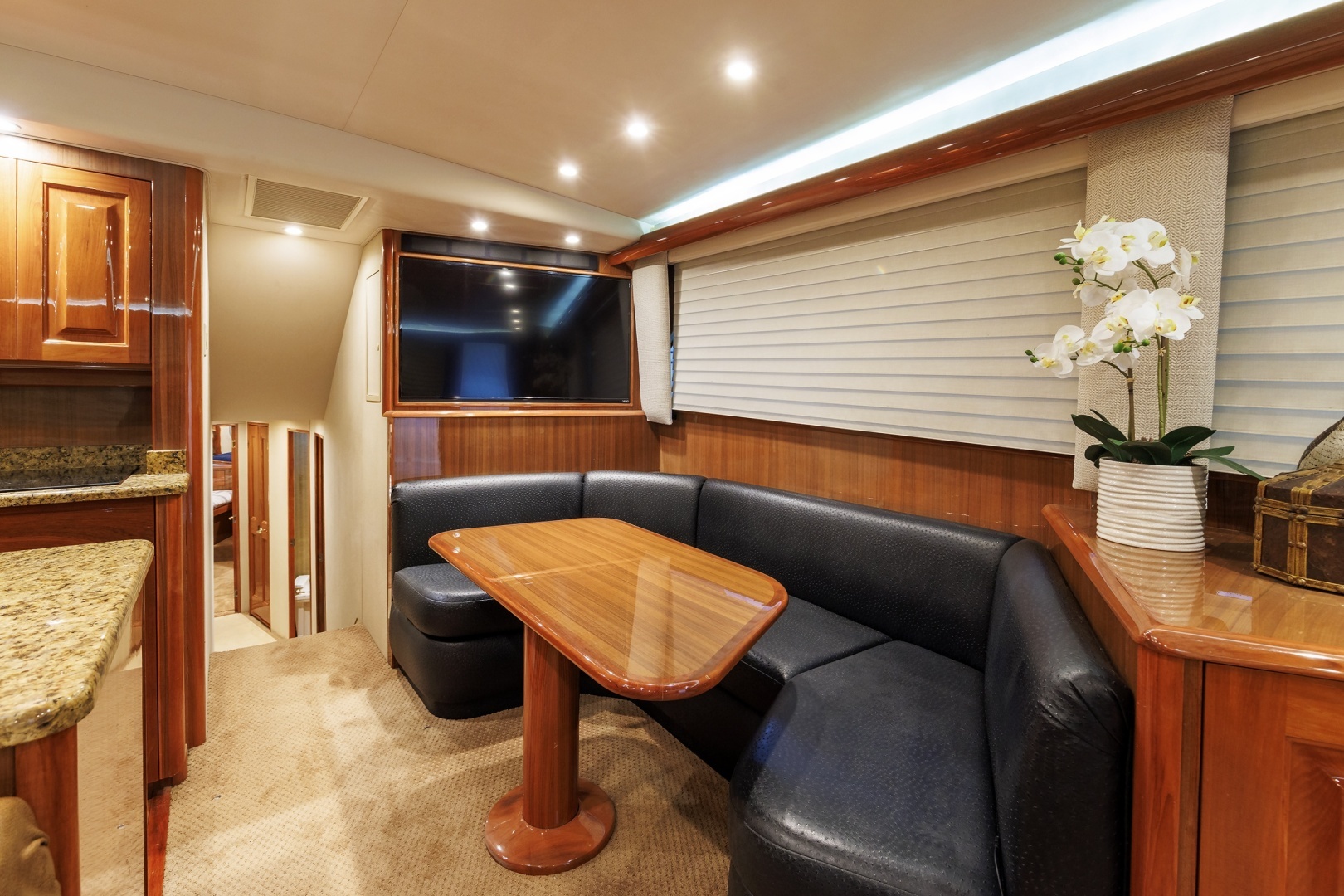 2005 Viking 61 Convertible - Image 6