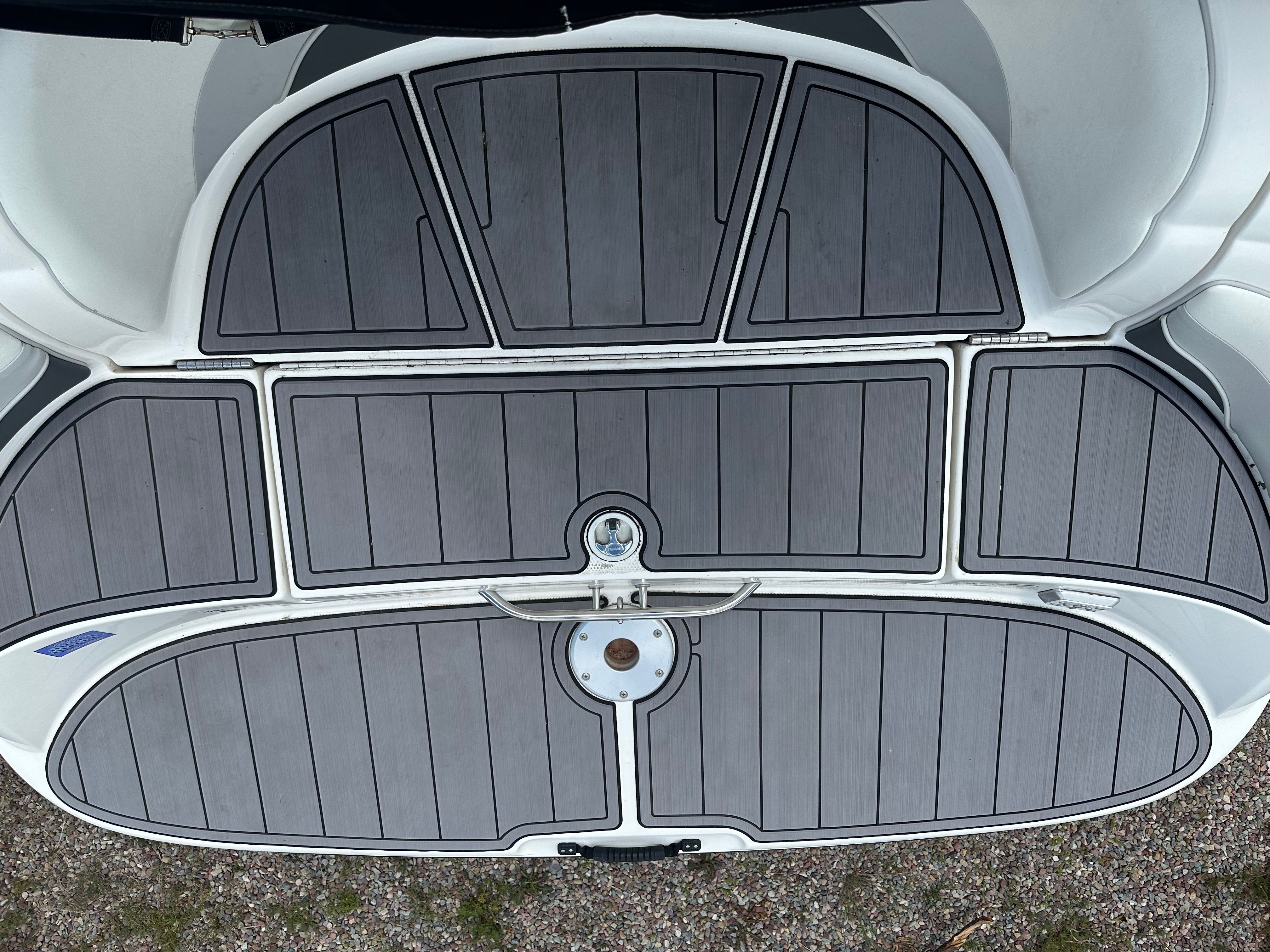 Yamaha AR230 HO 2005 boat rear with gray deck.