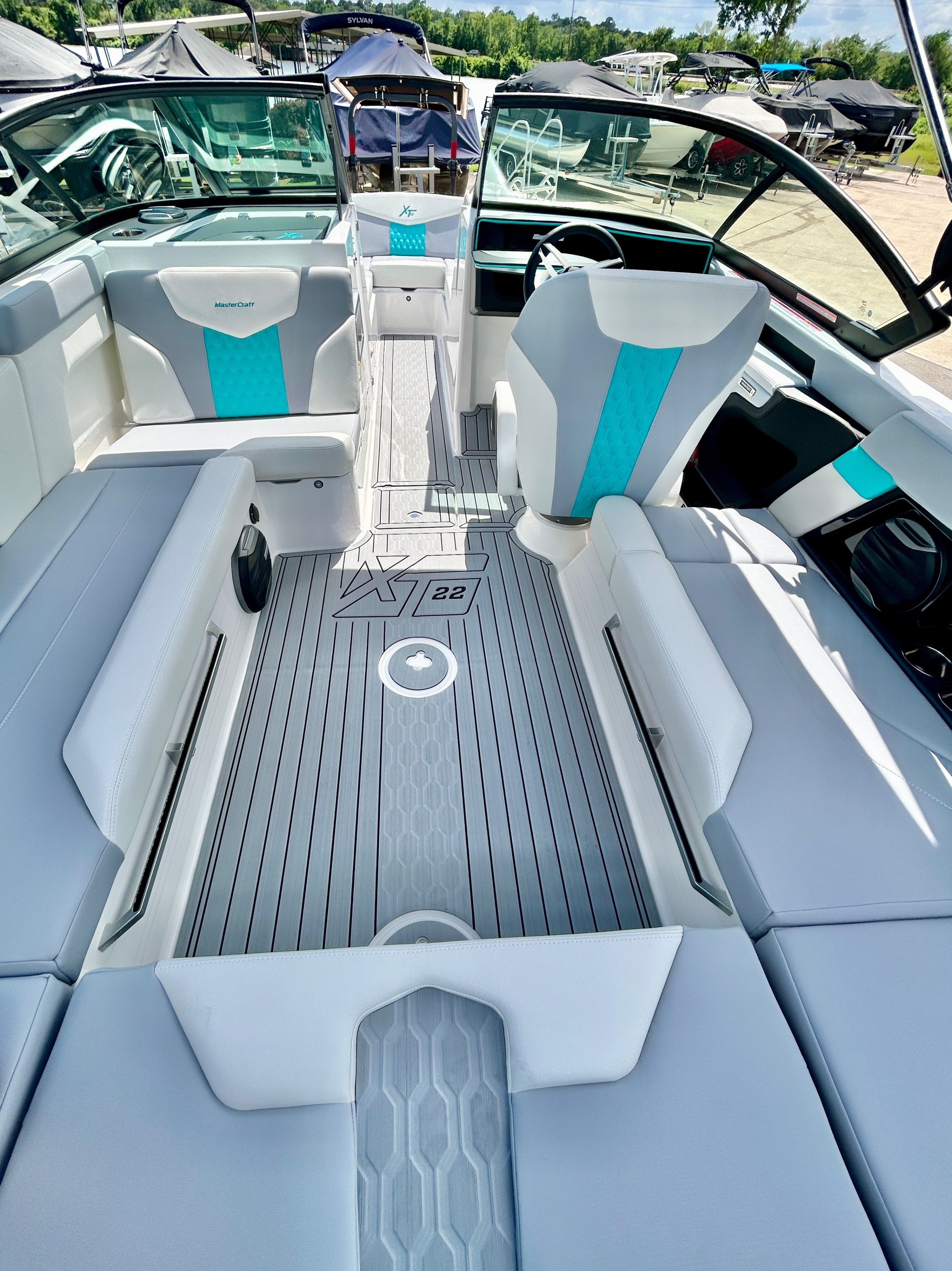 2026 MasterCraft XT22 - 31
