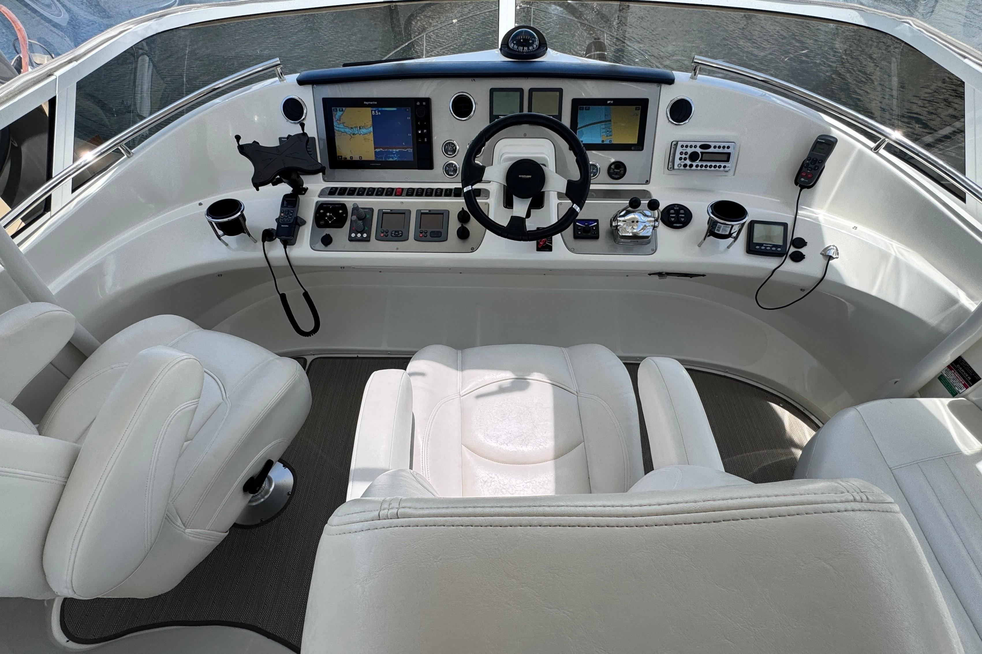 2007 Carver 47 Motor Yacht Helm