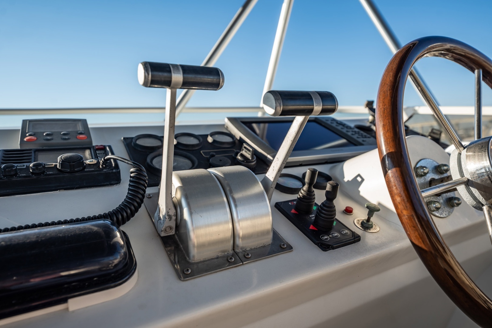 2004 Navigator 5700 Rival Pilothouse - Image 13
