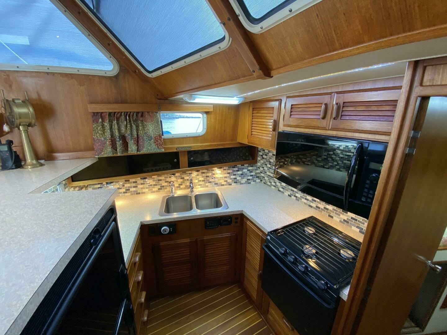 1983 Tollycraft Aft Cabin - Image 24