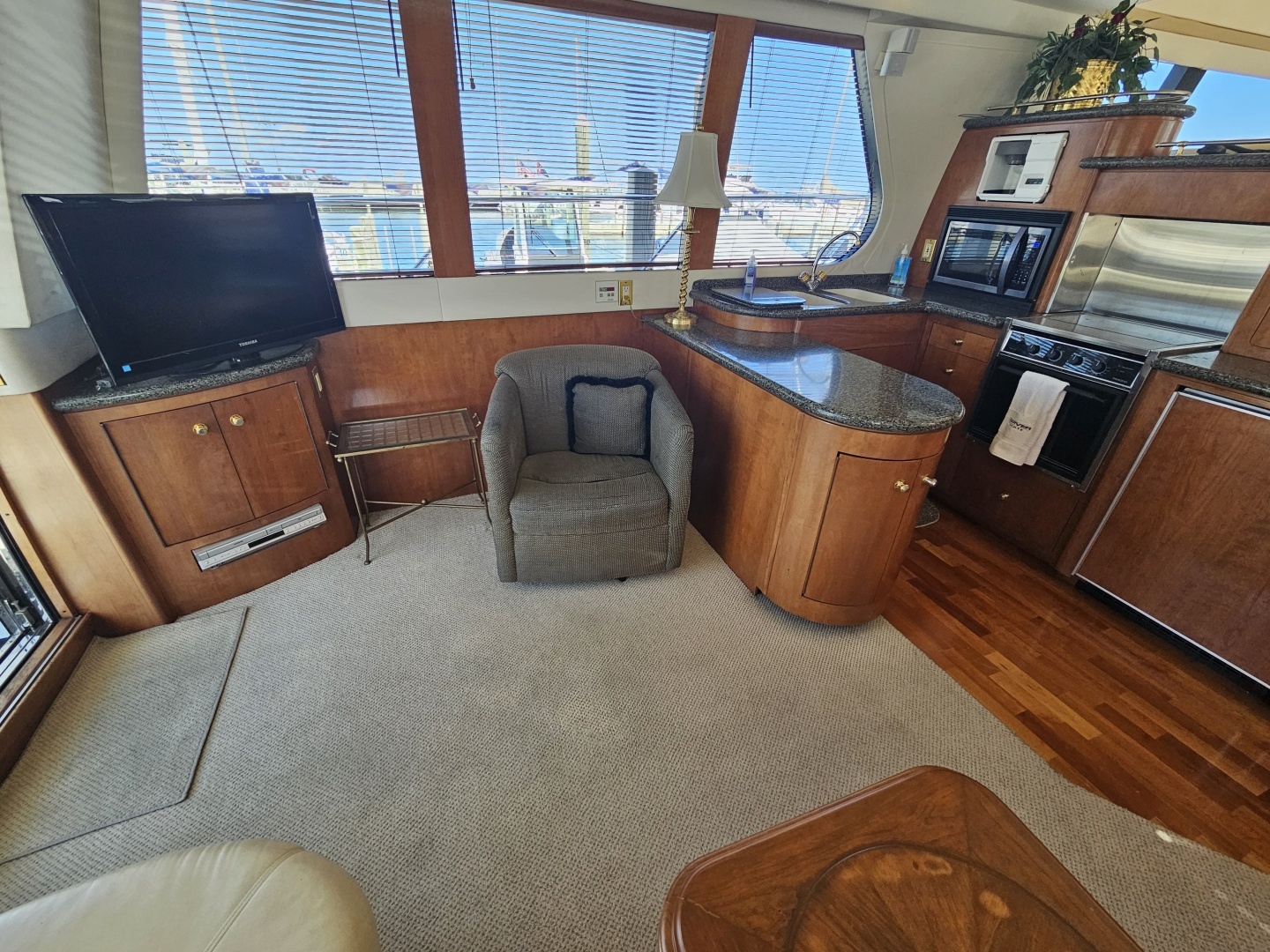 1999 Carver 530 Voyager - Image 7