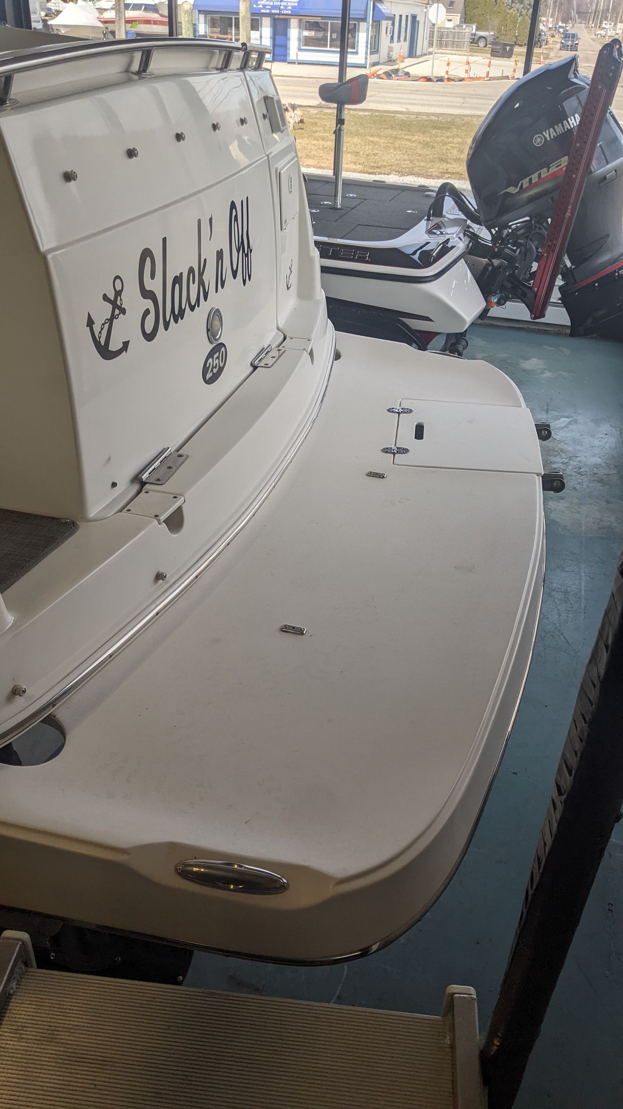 Rinker 250 EC 2006 boat with Yamaha outboard motor.