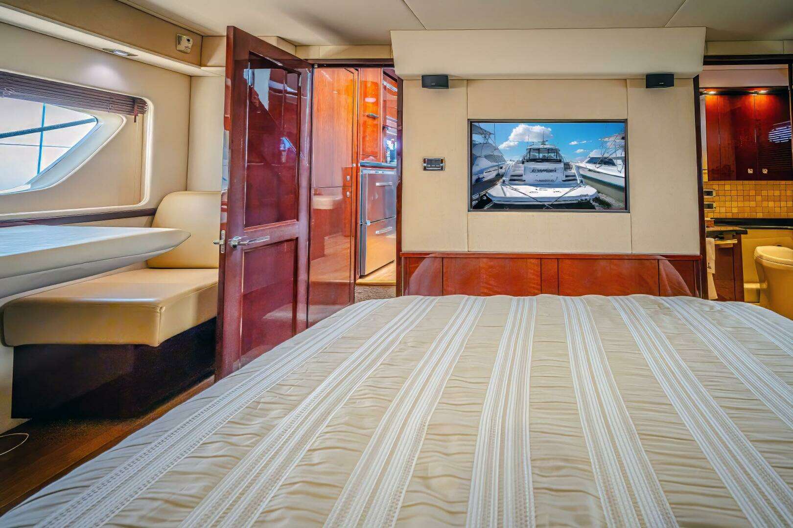 2011 Sea Ray 580 Sundancer - Image 16