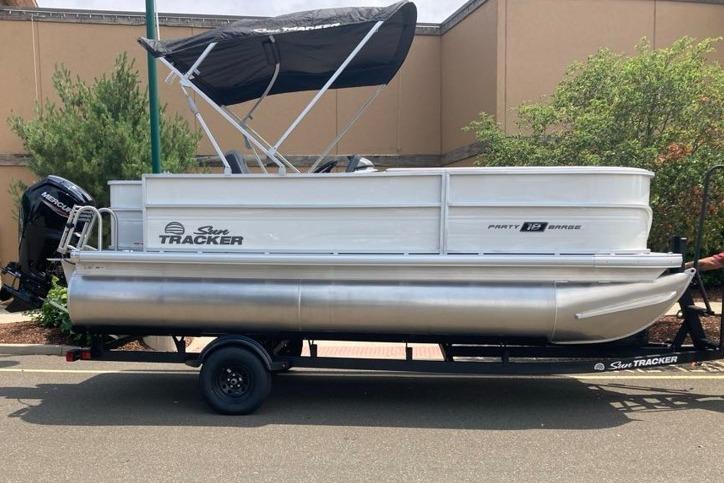 2026 Sun Tracker Party Barge 18 DLX