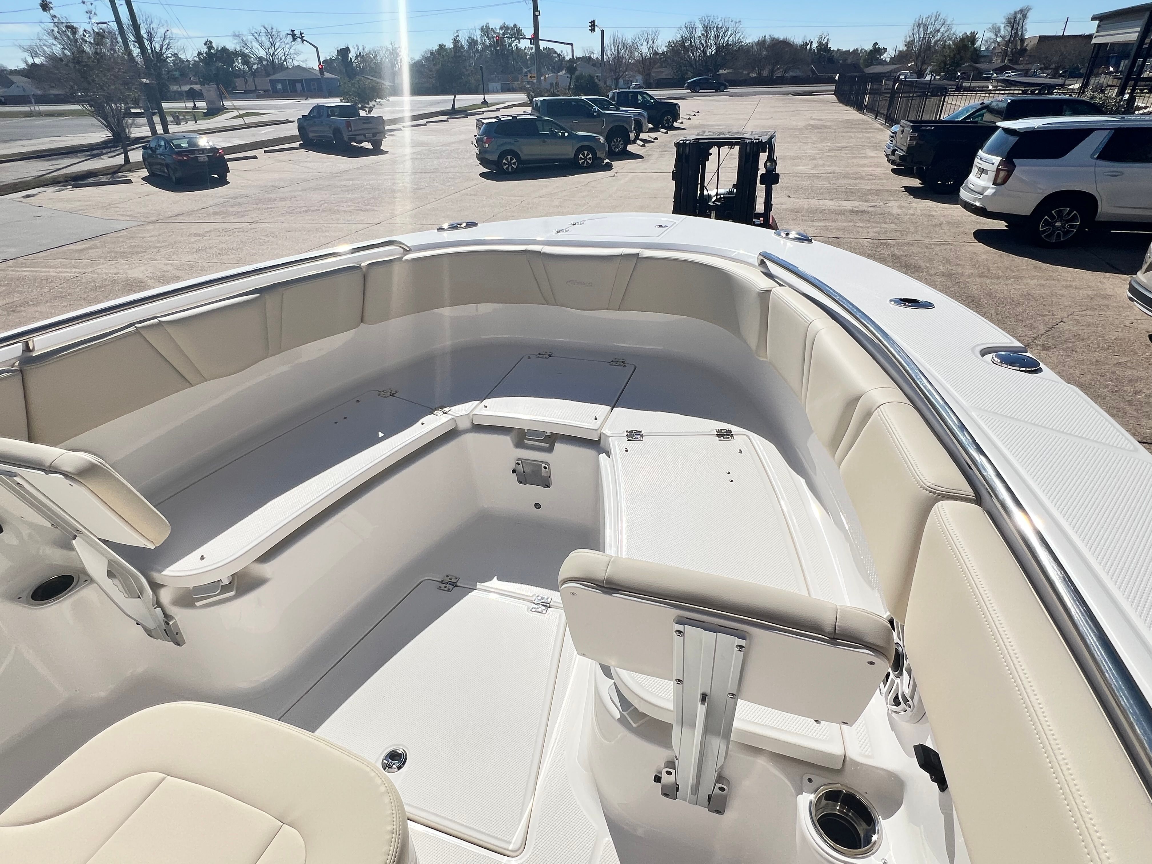 2026 Robalo R270 Center Console - 26