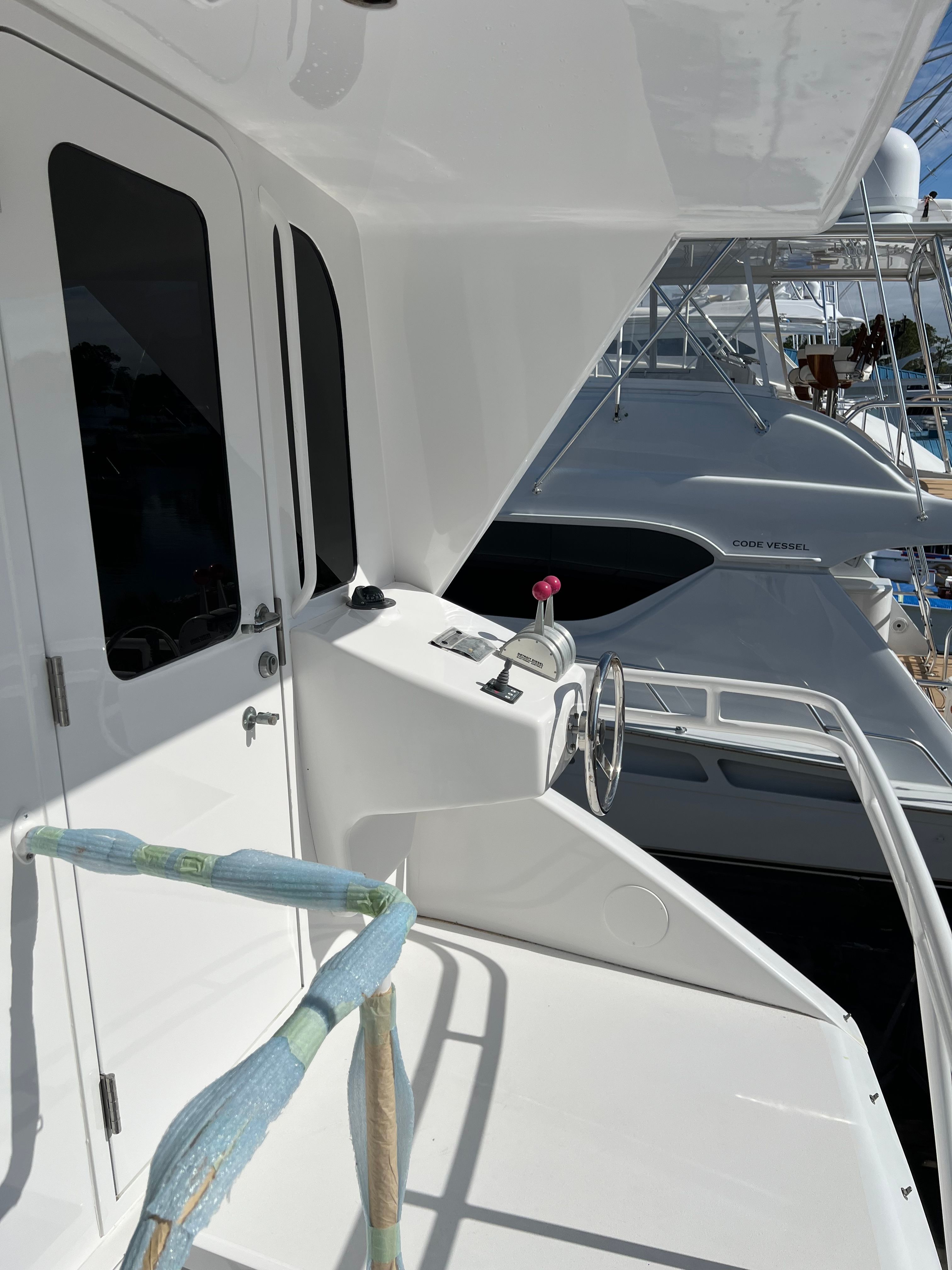 2002 Viking 61 Enclosed Bridge - 11