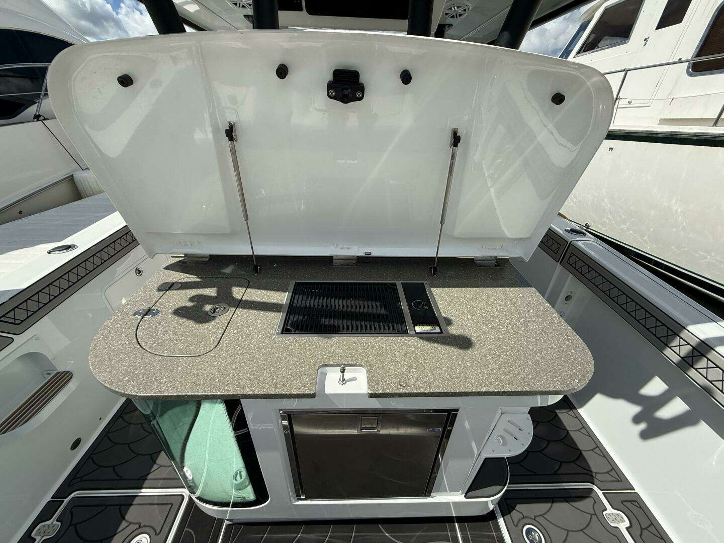 2022 Wellcraft 352 Fisherman - Image 9