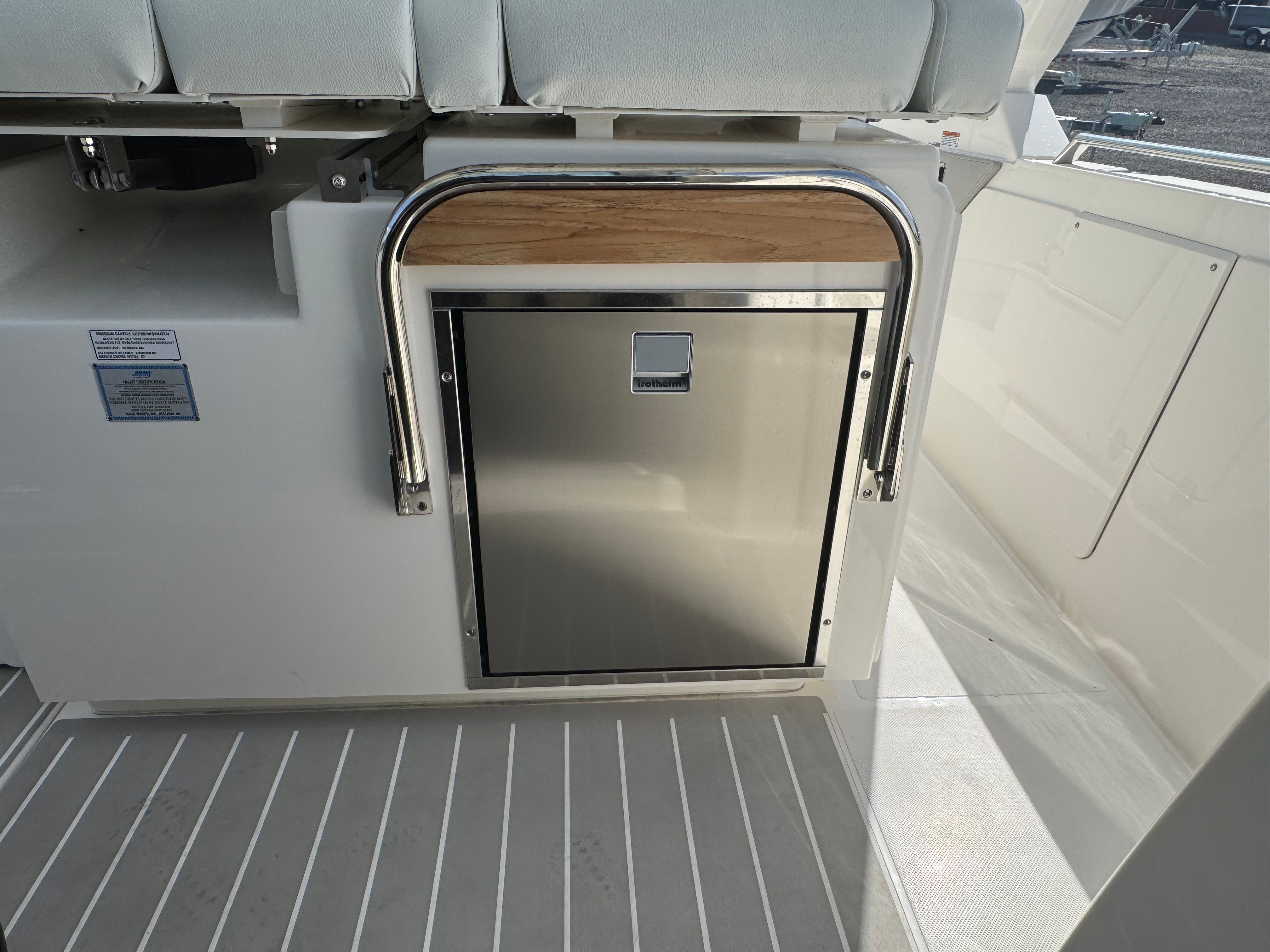 2025 TIARA YACHTS 34 LS - Image 9