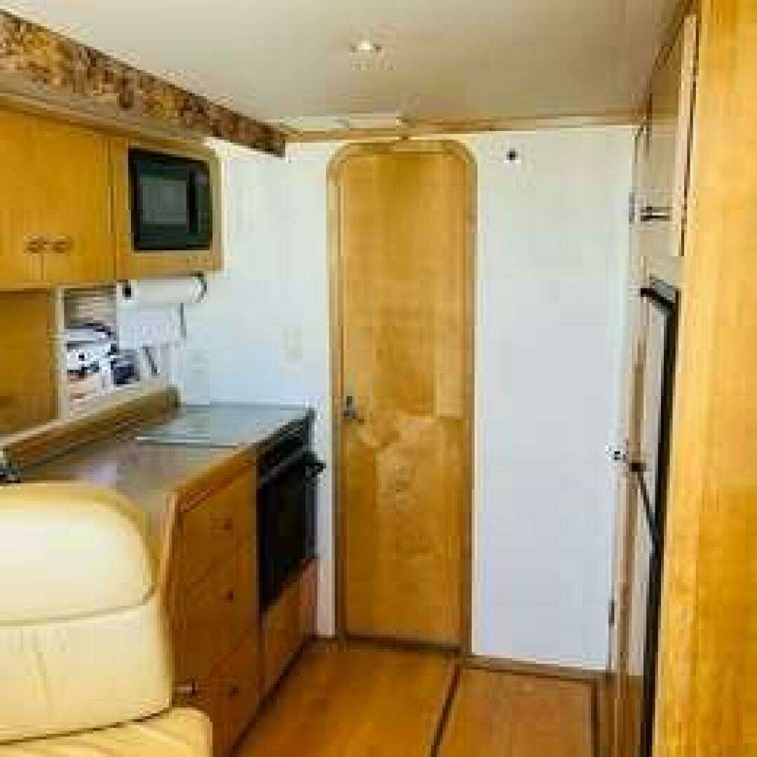 2001 Carver 350 Mariner - Image 10