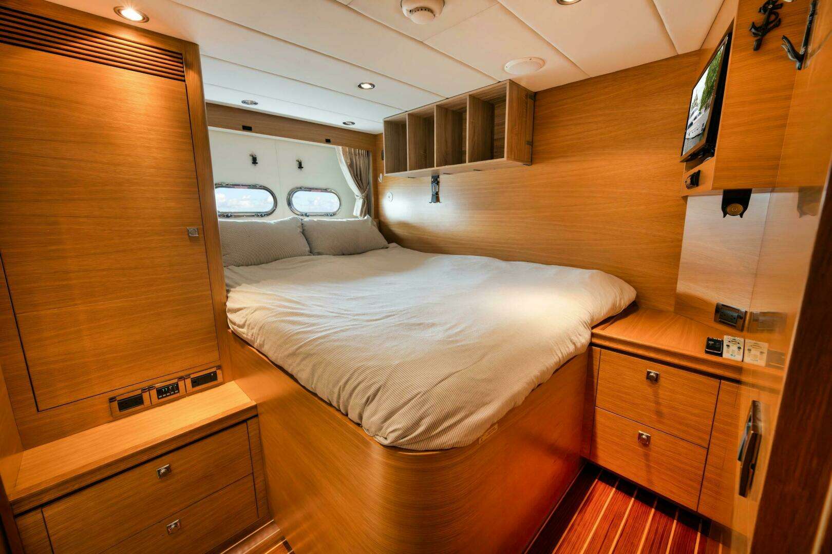 2012 Horizon P110 Tri-Deck - Image 40