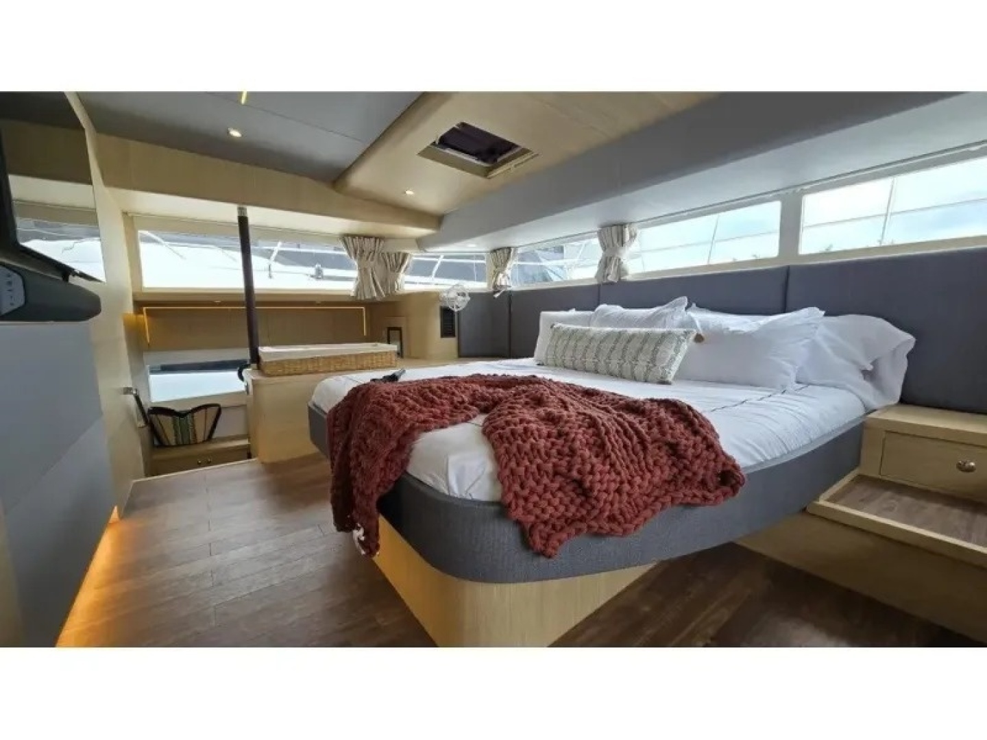 2025 Aquila 54 YACHT - Image 32