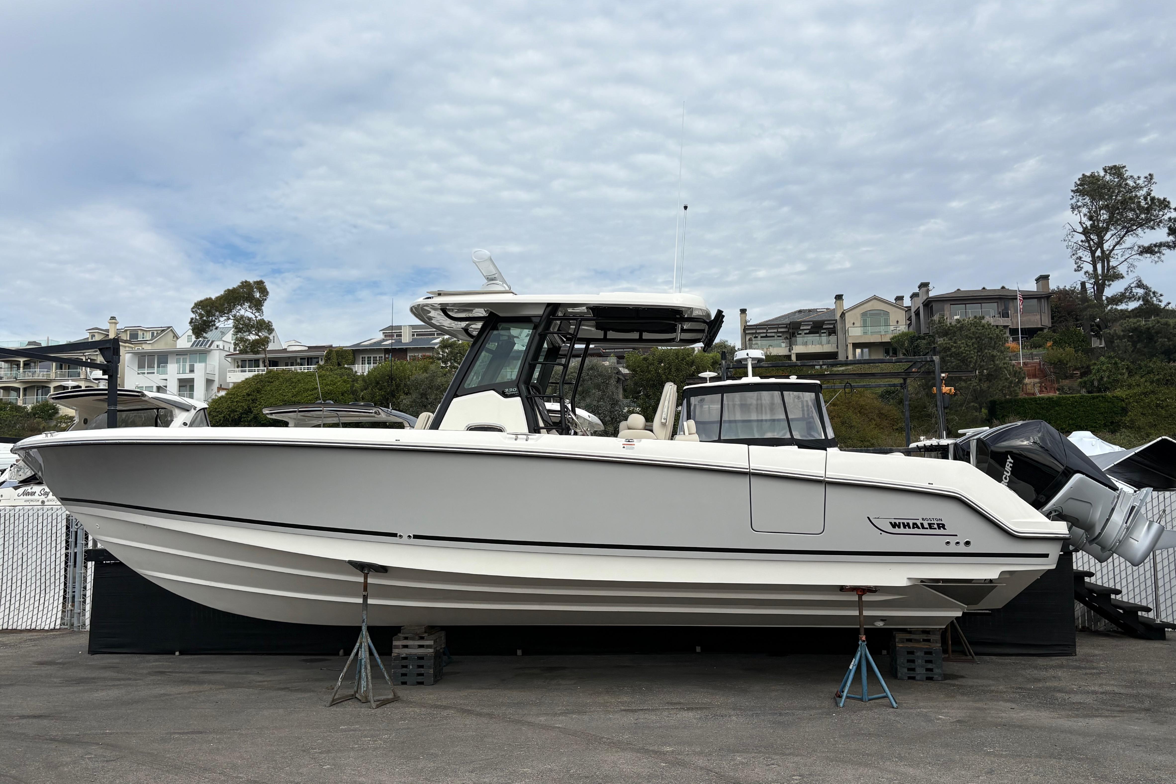 2026 Boston Whaler 330 Outrage