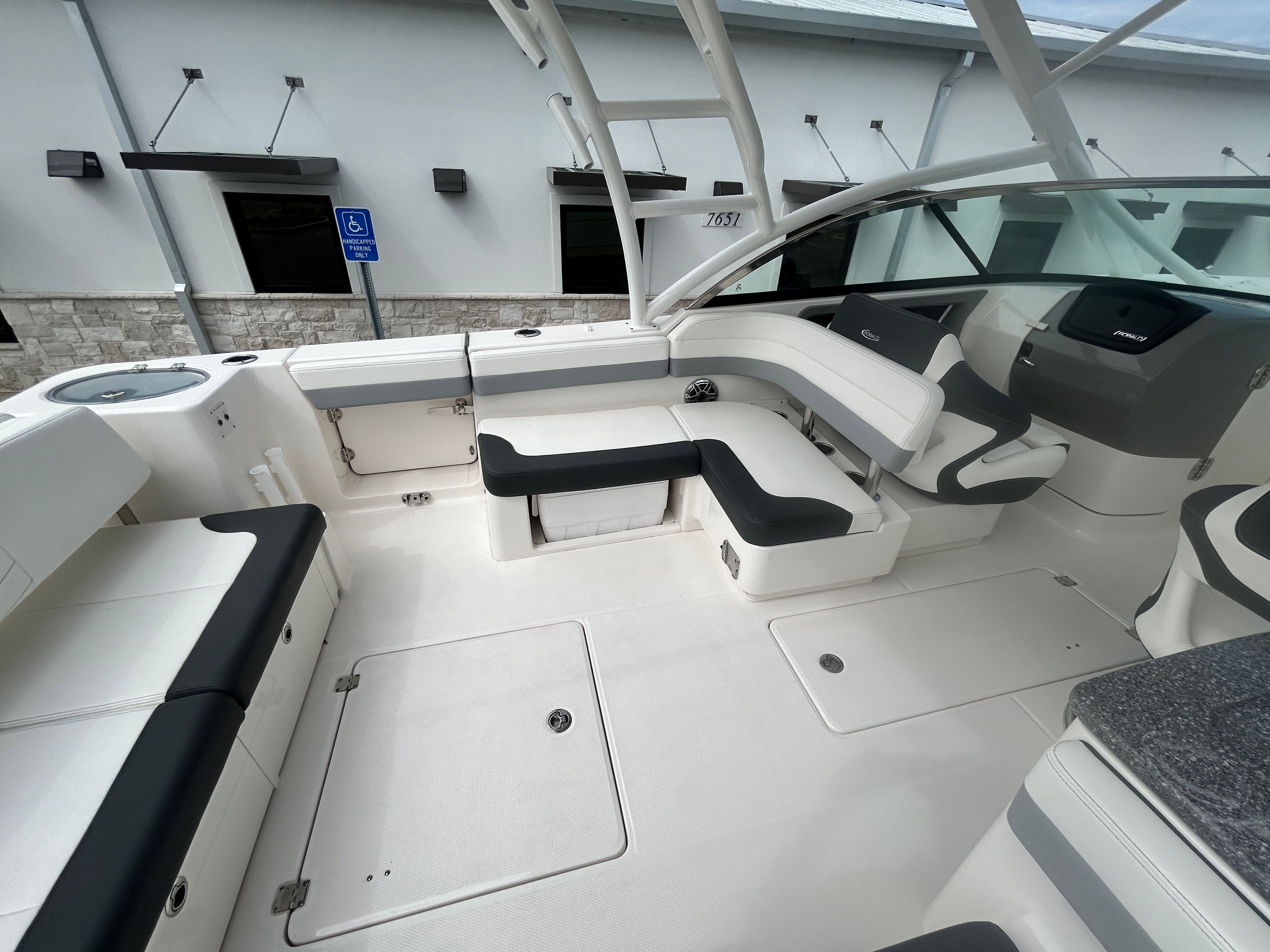 2025 Robalo R317 Dual Console - 29