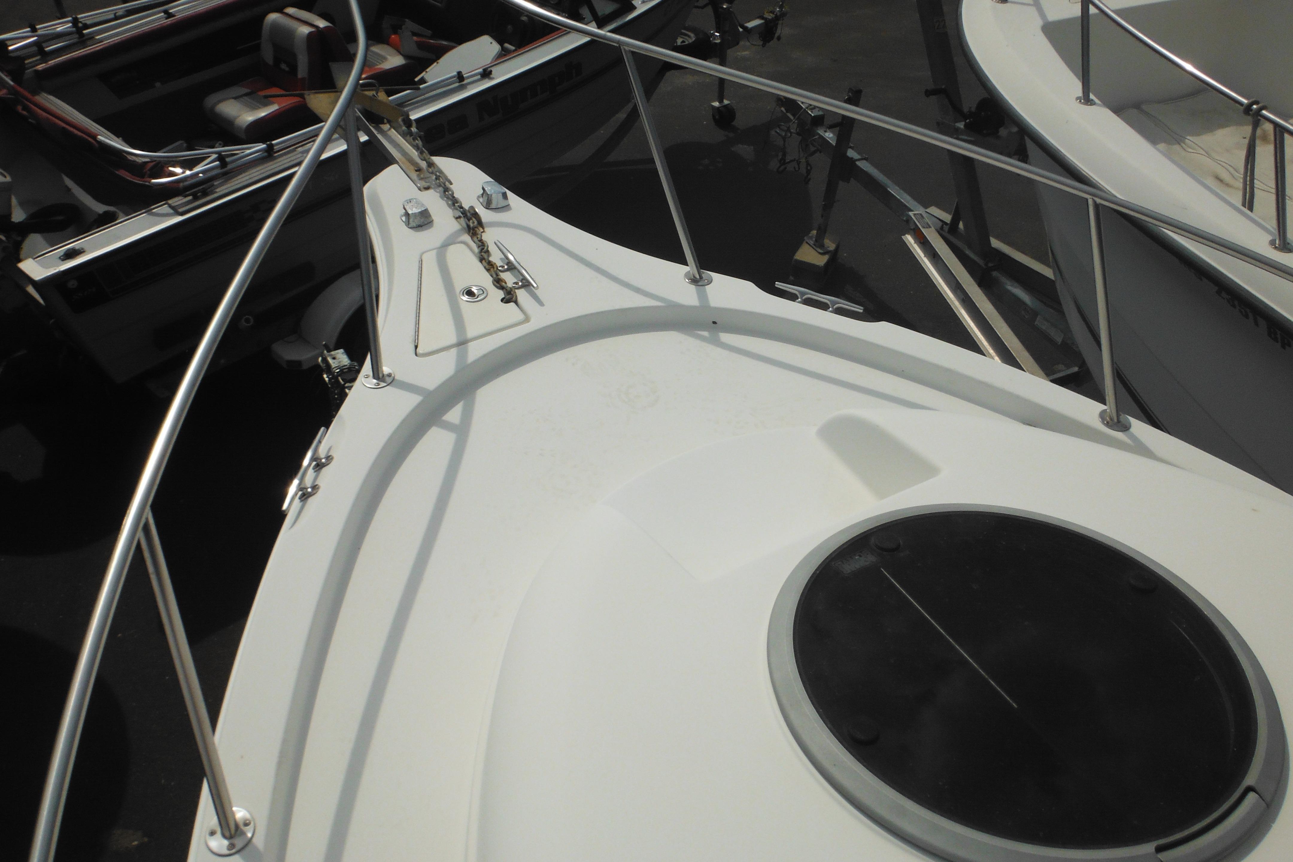 2005 Seaswirl Striper 2101 Walkaround O/B boat deck with anchor and railing.