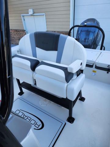 2025 Robalo R232 Explorer - 11