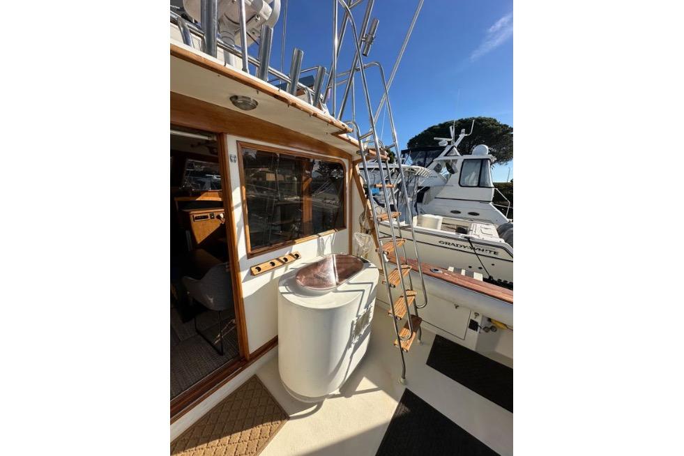 1985 Egg Harbor 33 Sedan boat deck with ladder and interior view.