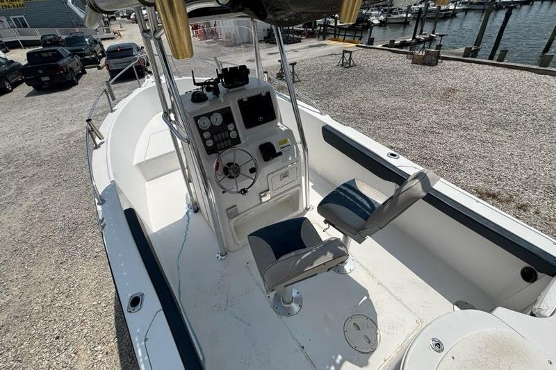2002 Seaswirl Striper 2101 Center Console O/B boat interior with helm and seating.