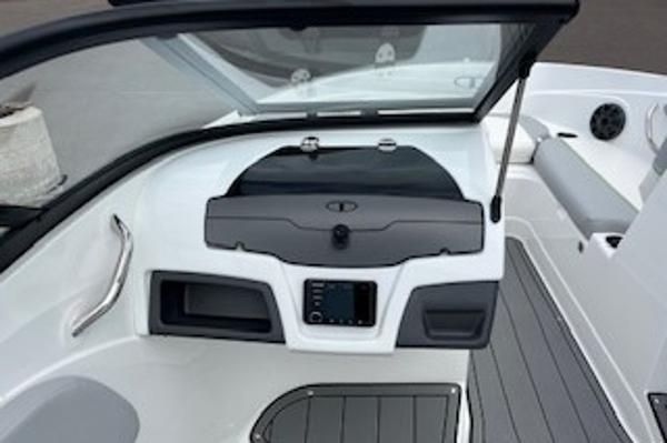2024 Tahoe 210 Si boat interior dashboard and seating area.