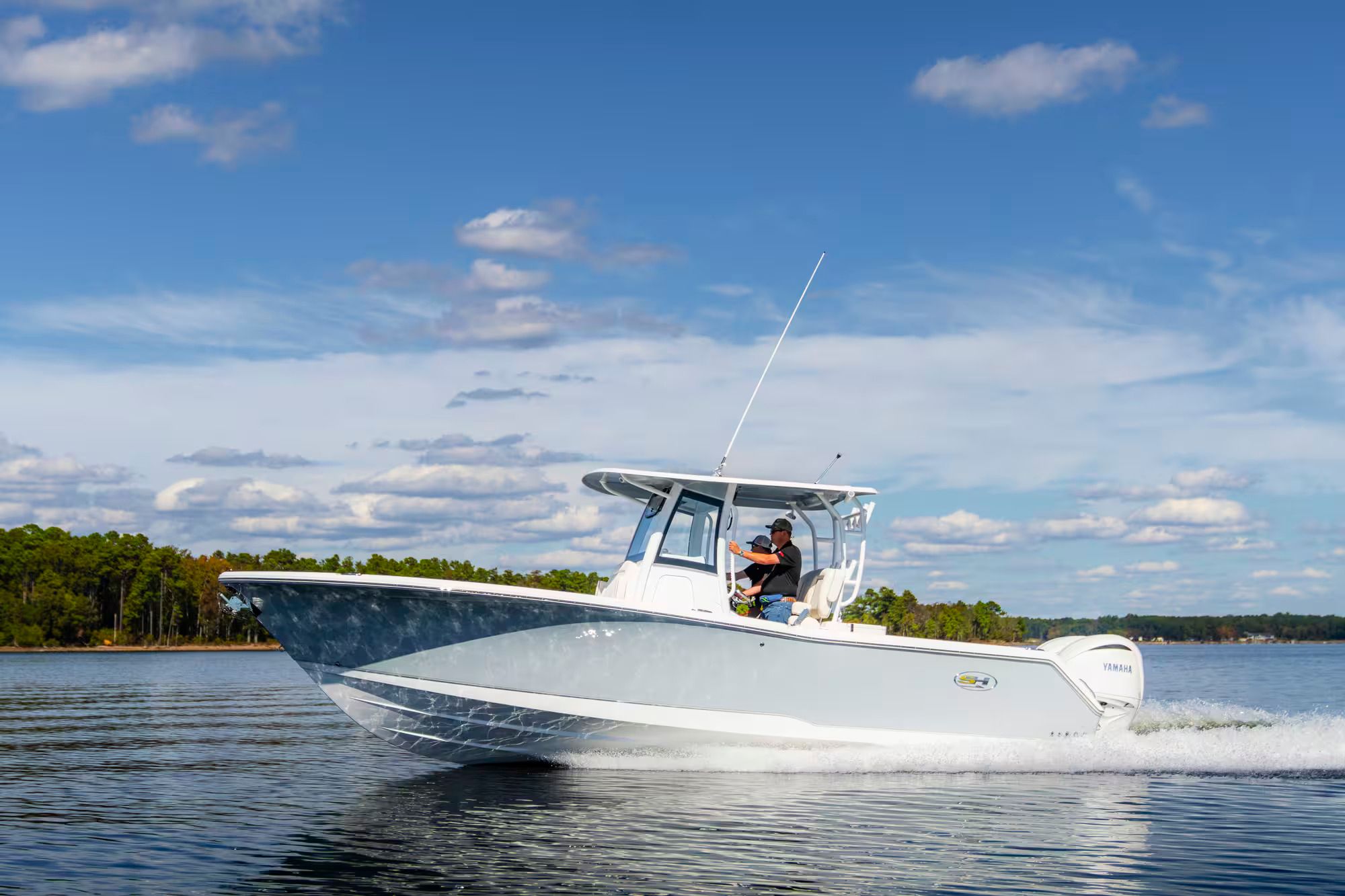 2027 Sea Hunt Gamefish 28 Coffin Box