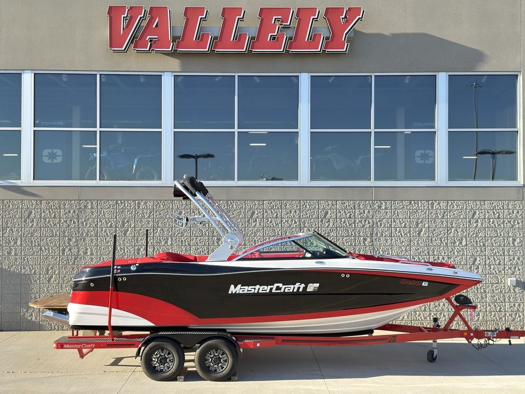 2019 MasterCraft XT22 - 80