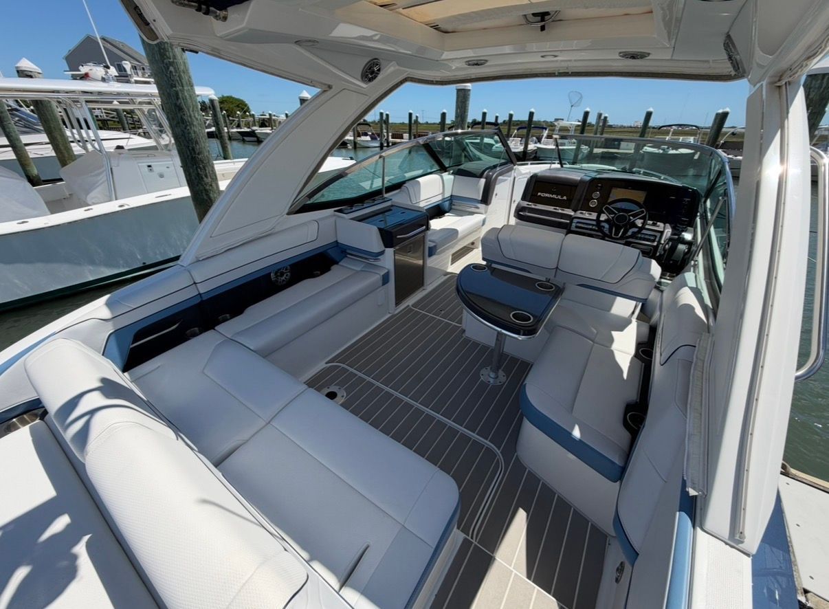 2025 Formula 330 Crossover Bowrider OB - 15
