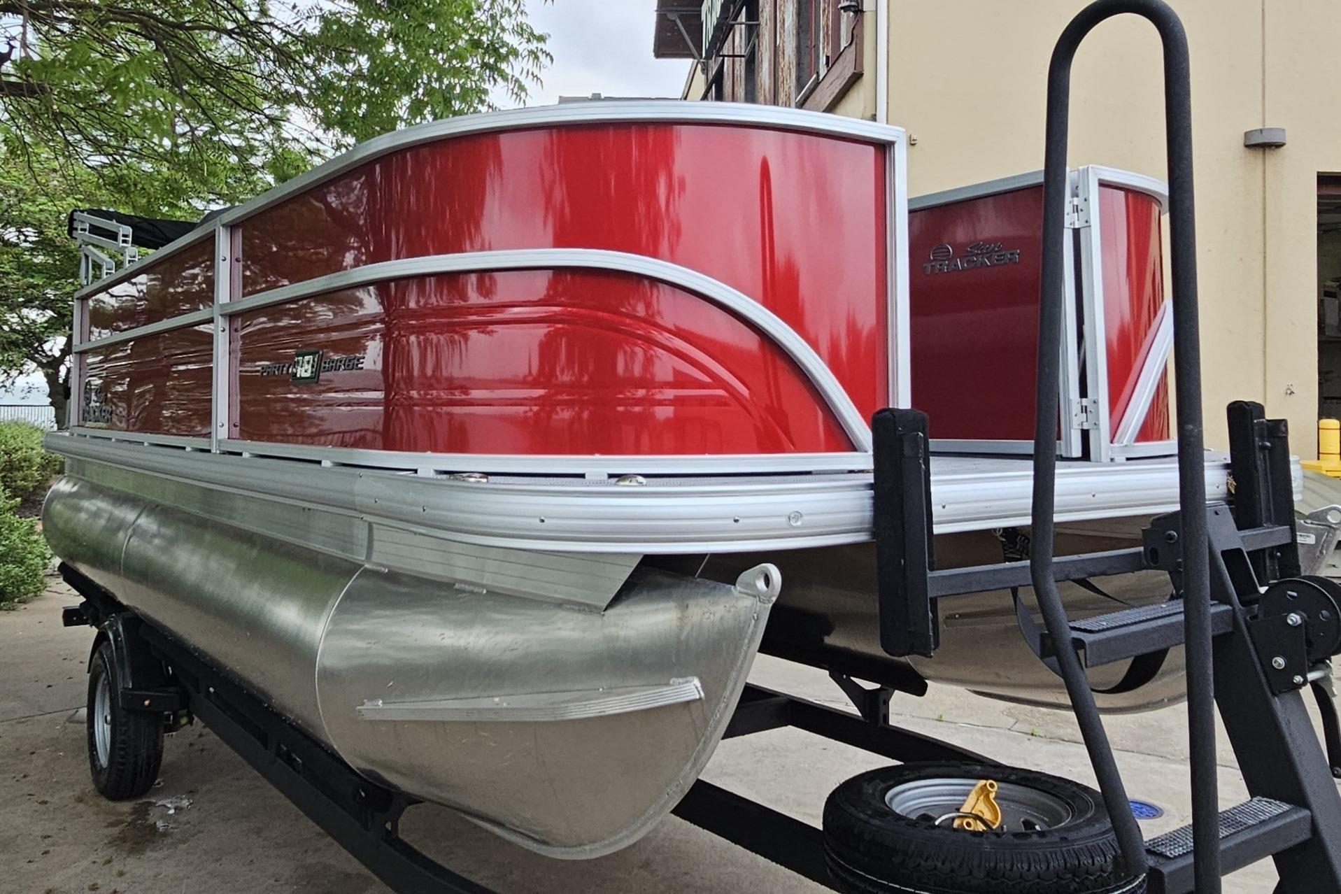 2026 Sun Tracker Party Barge 18 DLX