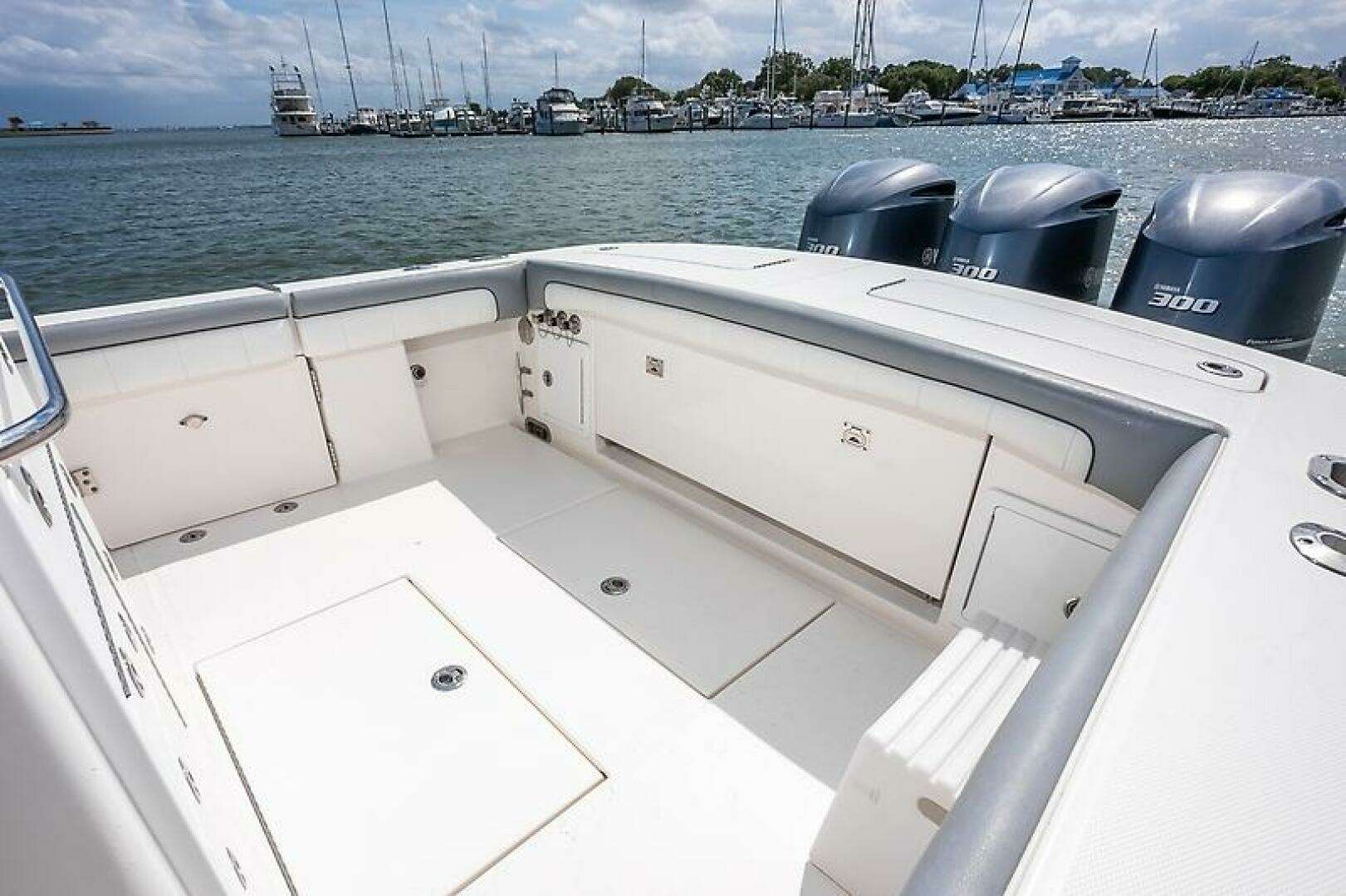 2018 Regulator 34 FS - Image 8