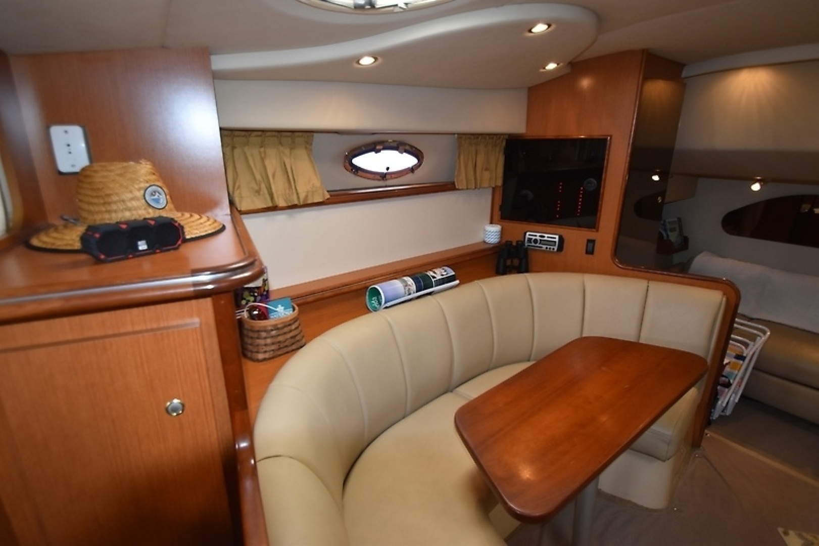 2004 Cruisers Yachts 320 Express - Image 5