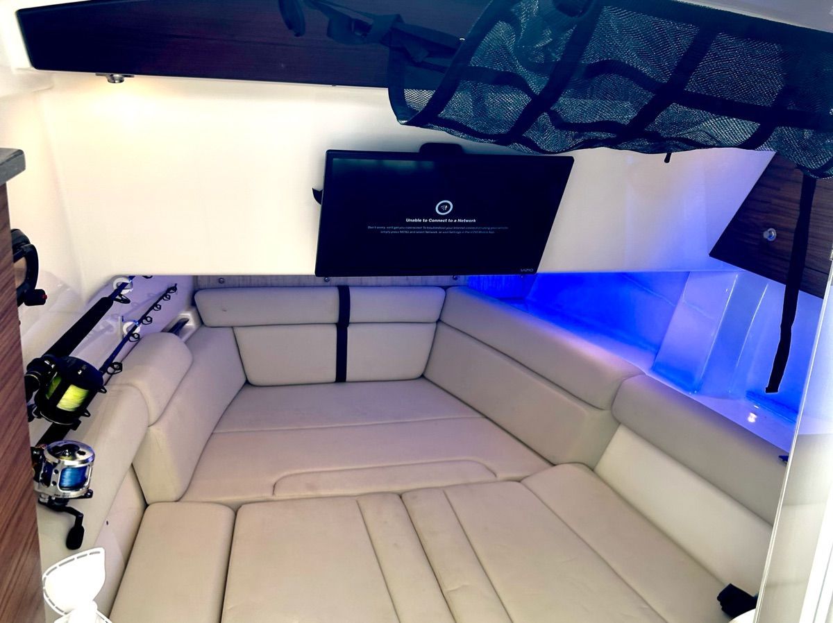 2021 Boston Whaler 350 Realm - 12