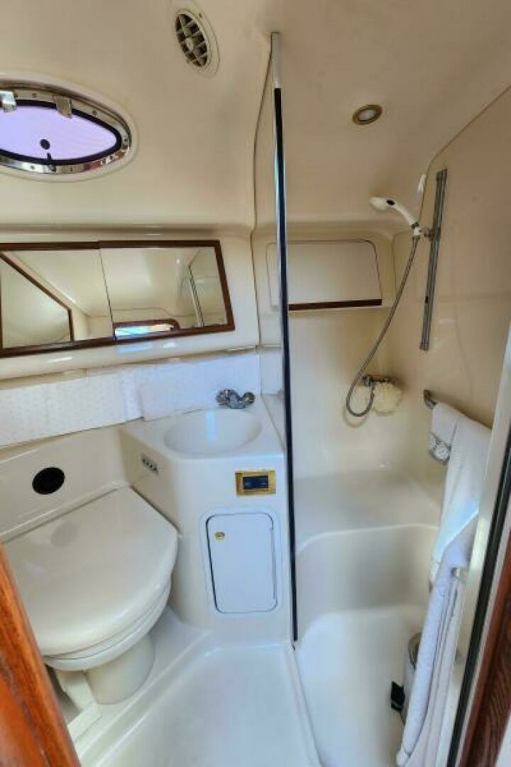 1999 Sea Ray 420 Aft Cabin - Image 13